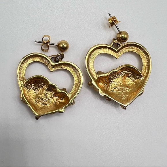 Vintage AVON Gold Tone Sleeping Cat  Heart Earrings Pierced Stud Earrings - Picture 4 of 4